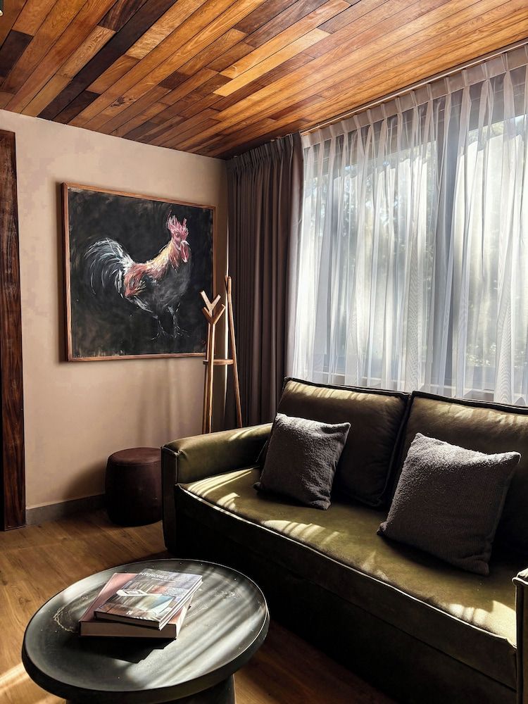 Serenzzo Hotel & Cuisine Junior Room 5