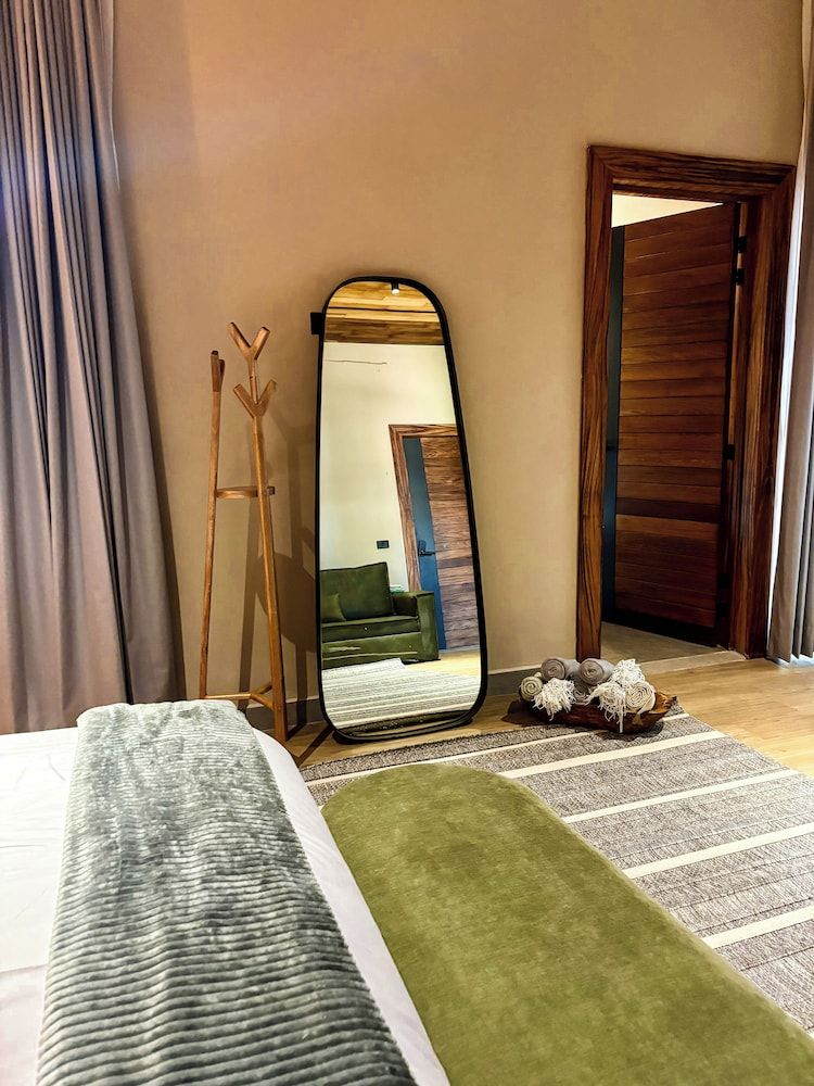 Serenzzo Hotel & Cuisine Junior Room 8