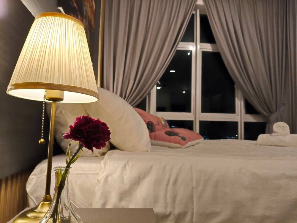 Twin Galaxy Minimalist Studio 2-4pax CIQ JB Town Condo, 1 Bedroom, Patio, City View 4