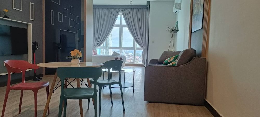 Twin Galaxy Minimalist Studio 2-4pax CIQ JB Town Condo, 1 Bedroom, Patio, City View 2