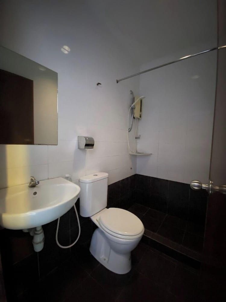 Collection O KLIA Formerly Bary Inn. Deluxe Double Room, 1 Queen Bed 7