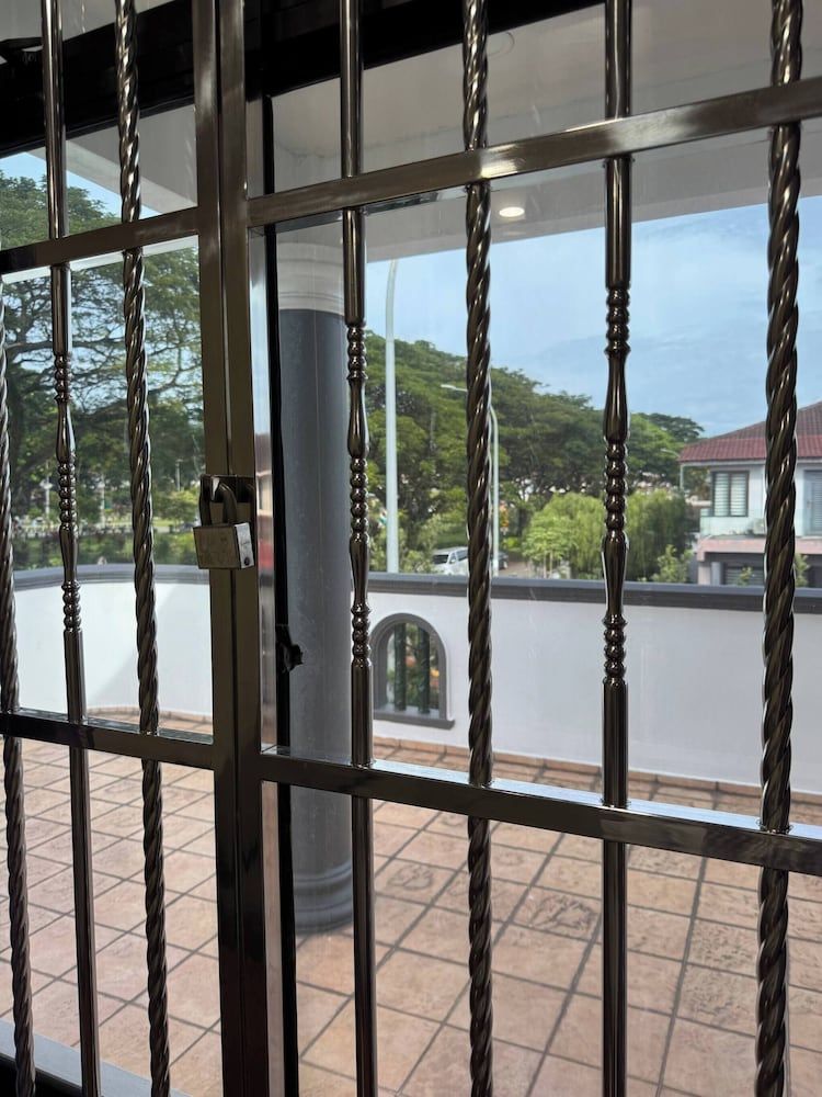 Cozy Johor Bahru Home With Family Room and Unblock Balcony View House, 4 Bedrooms 35