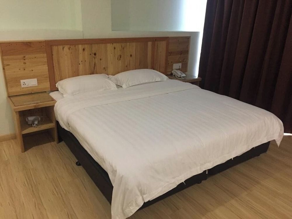 Semerah Garden Hotel Deluxe Room 4