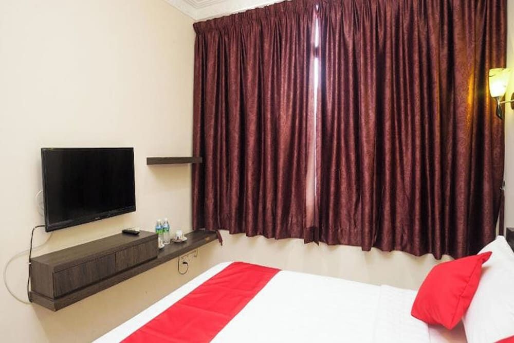 T P Hotel Deluxe Double Room 6