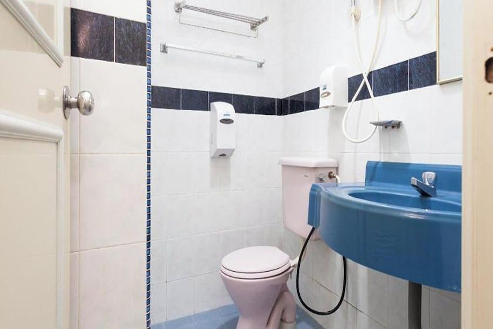 T P Hotel Deluxe Double Room 9