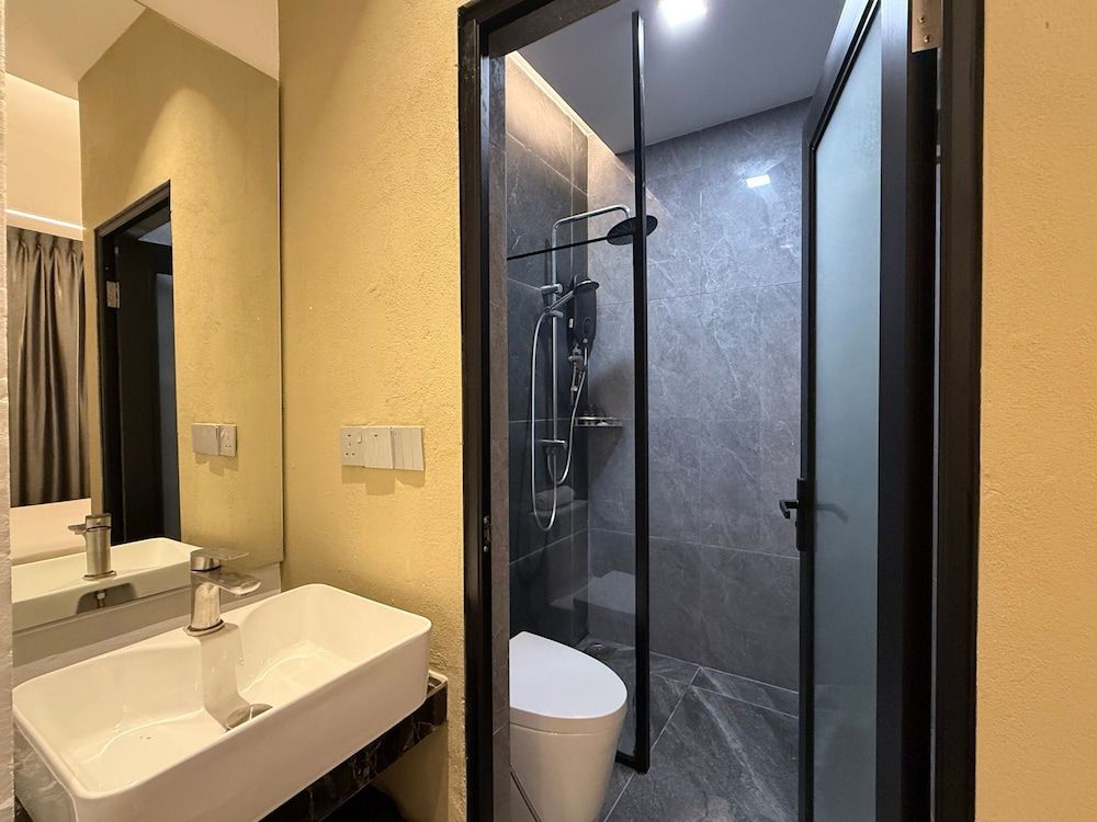 OYO 91193 Hi Inn Sibu Jaya Deluxe King 5