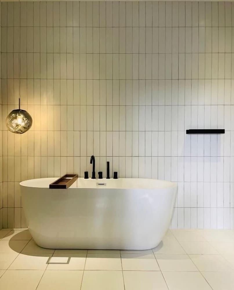 Deep Soaking Bathtub