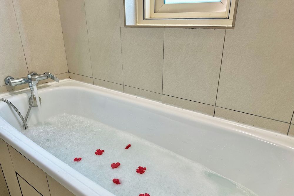 Deep soaking bathtub