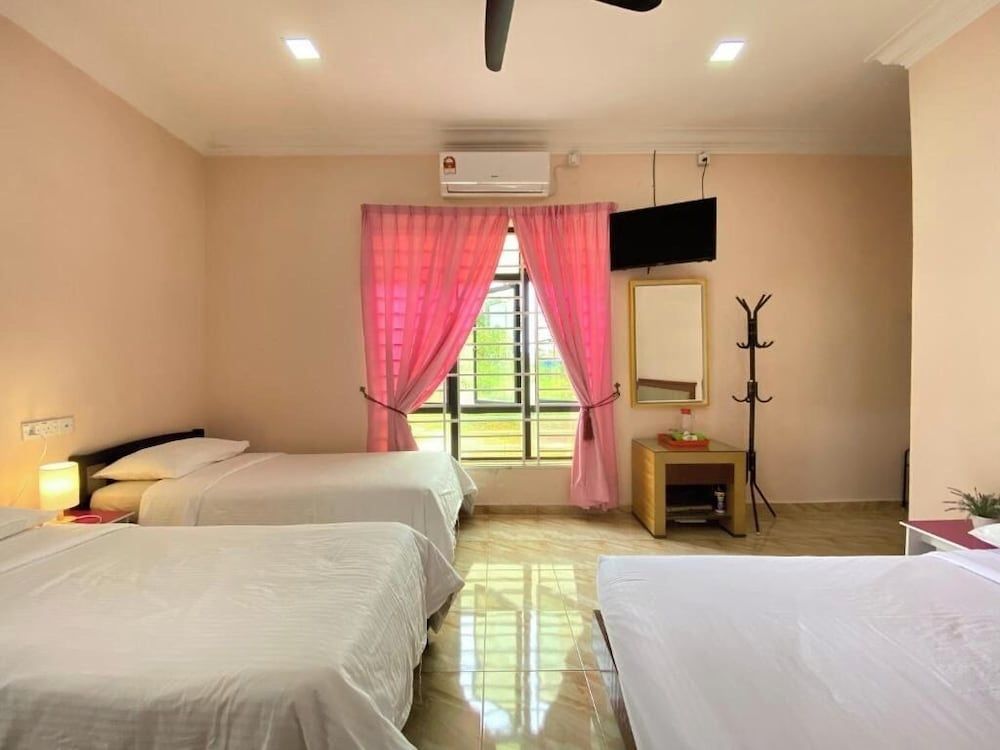 Besut Guesthouse Comfort Quadruple Room 4
