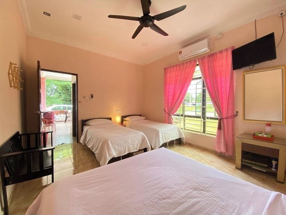 Besut Guesthouse Comfort Quadruple Room 6