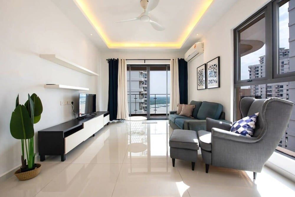 Comfy 3BR Apt in Danga Bay, Free Parking, Sea View