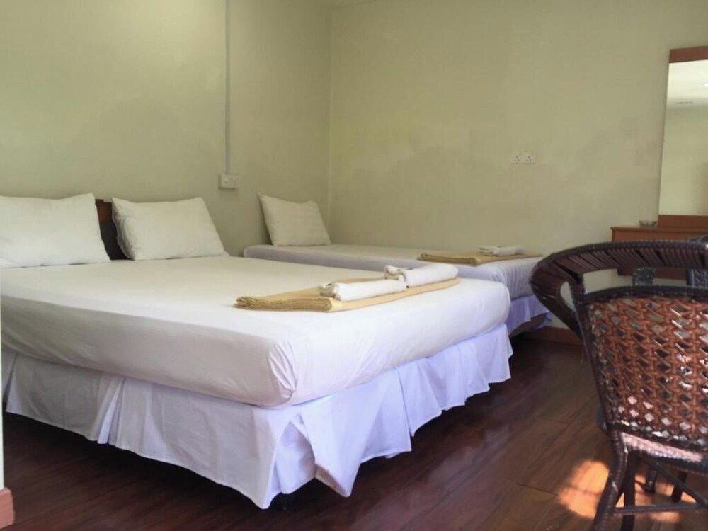 Sri Malik Hotel Tanjung Malim Deluxe Triple Room 3