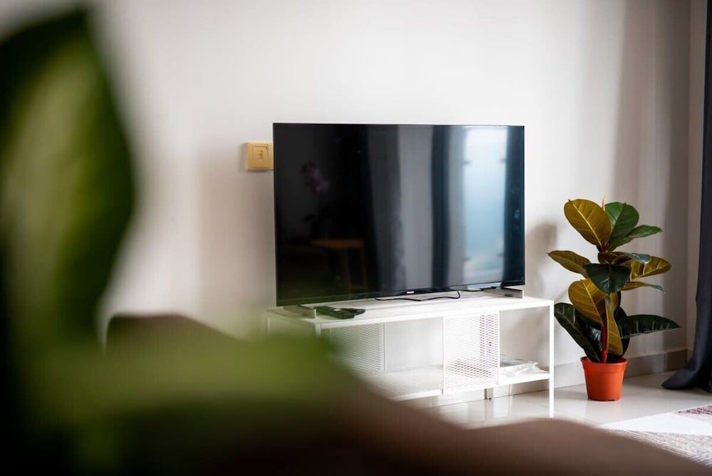 A Stylish 2BR Suite, Water Views, Free Parking Apartment (2 Bedrooms) 14