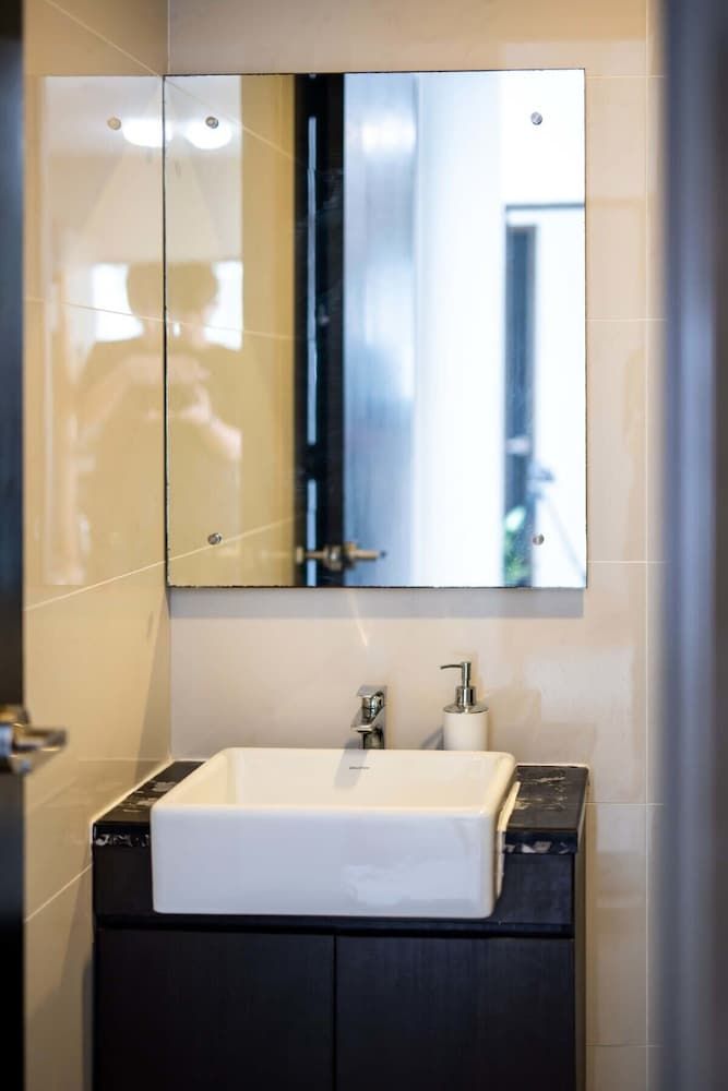 A Stylish 2BR Suite, Water Views, Free Parking Apartment (2 Bedrooms) 17