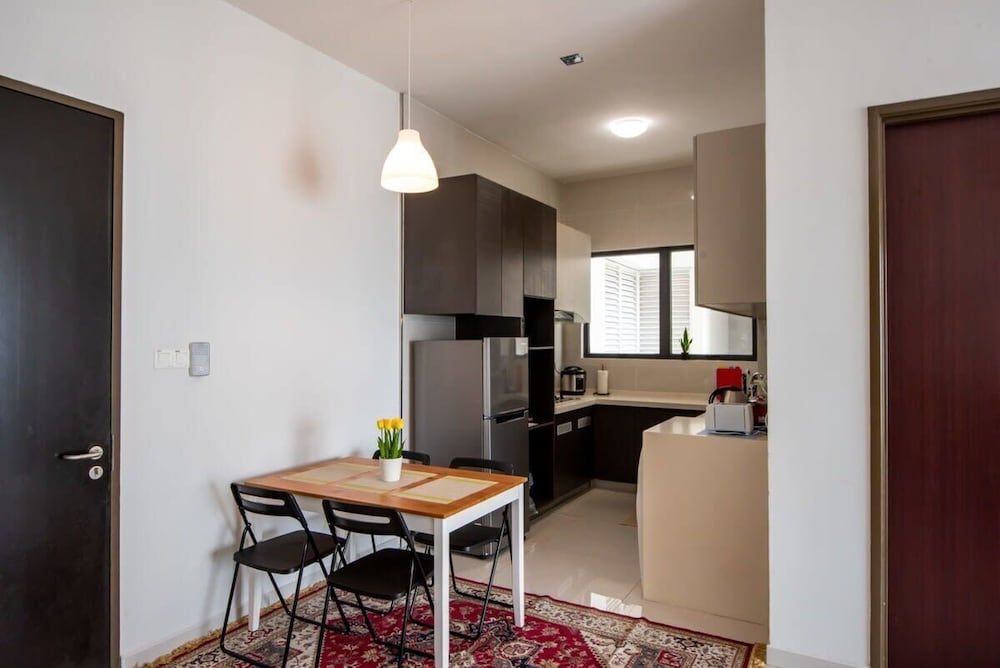 A Stylish 2BR Suite, Water Views, Free Parking Apartment (2 Bedrooms) 9