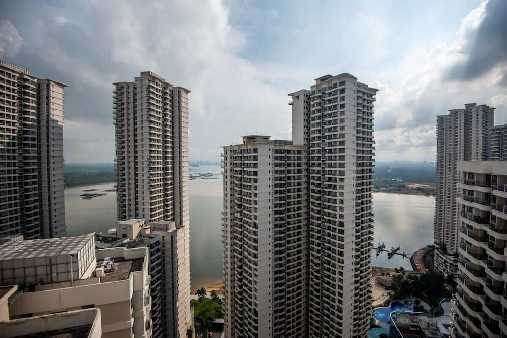 A Stylish 2BR Suite, Water Views, Free Parking Apartment (2 Bedrooms) 29