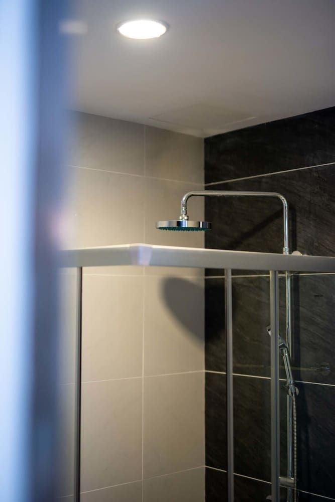 A Stylish 2BR Suite, Water Views, Free Parking Apartment (2 Bedrooms) 16