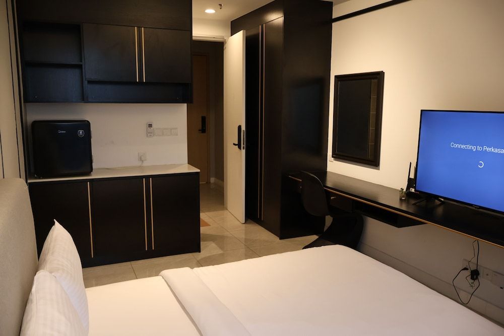 AXON RESIDENCE BY PERKASA IKON Deluxe Studio, 1 Queen Bed, Private Bathroom, City View 3