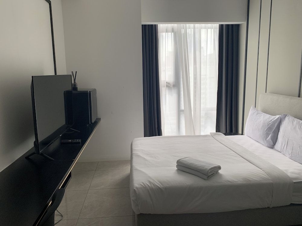 AXON RESIDENCE BY PERKASA IKON Deluxe Studio, 1 Queen Bed, Private Bathroom, City View 4