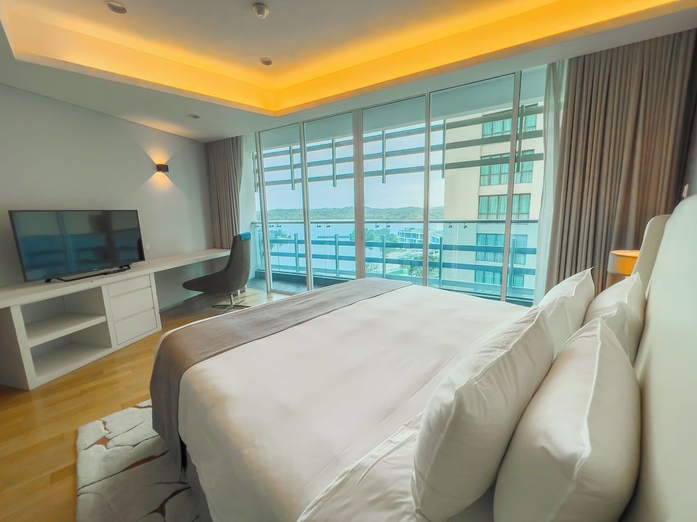 UH FLAT Hotels & Resorts WATERFRONT SIGNATURE 3 BEDROOM 4