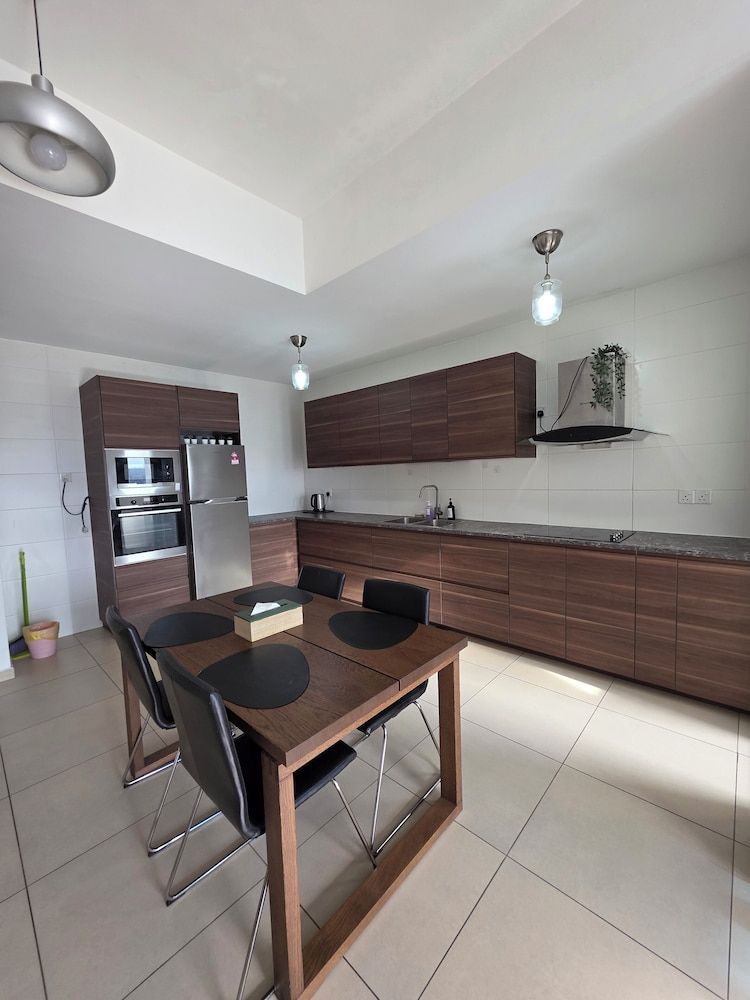 Reizz Residence by Perkasa Ikon Standard Apartment, Balcony, City View 10