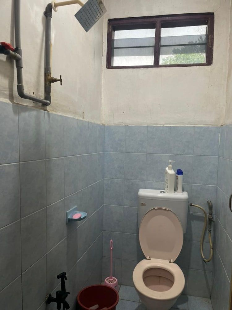 OYO 91250 Roomstay Awie Family Double Room 4