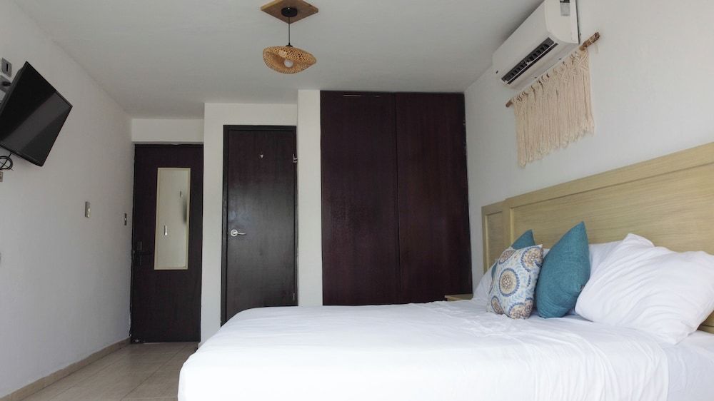 Rustic Hotel Isla Mujeres King Bed Suite with Balcony 2
