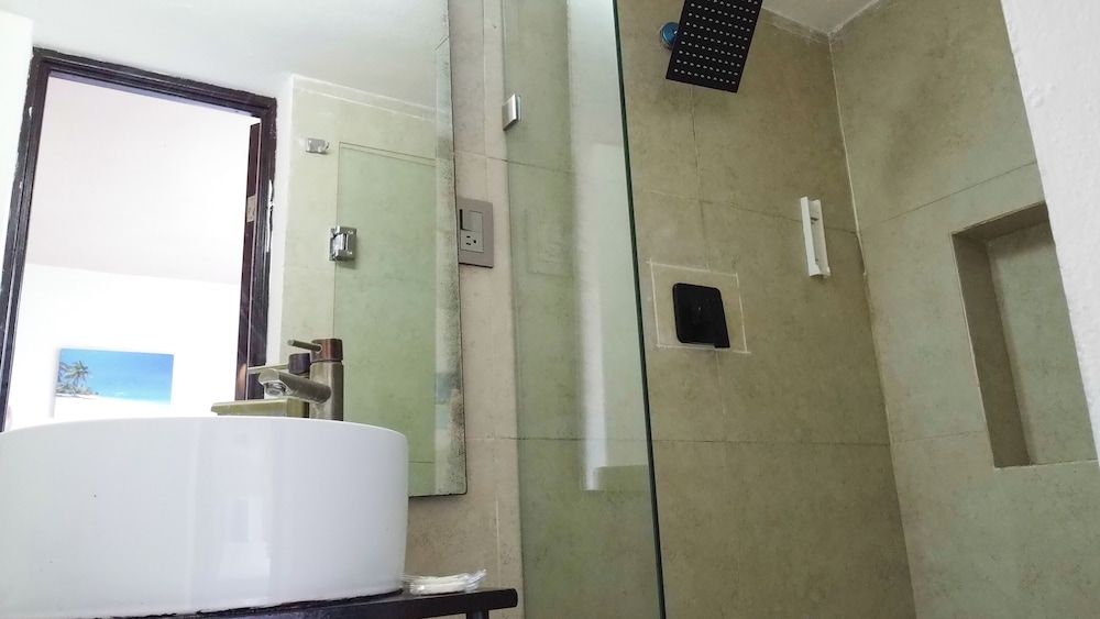 Rustic Hotel Isla Mujeres King Bed Suite with Balcony 8