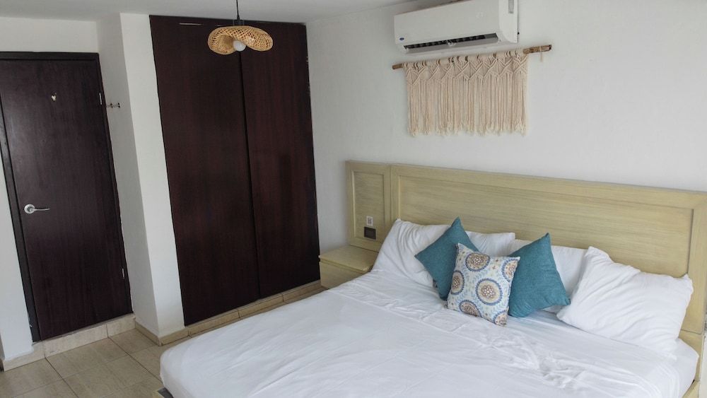 Rustic Hotel Isla Mujeres King Bed Suite with Balcony 3