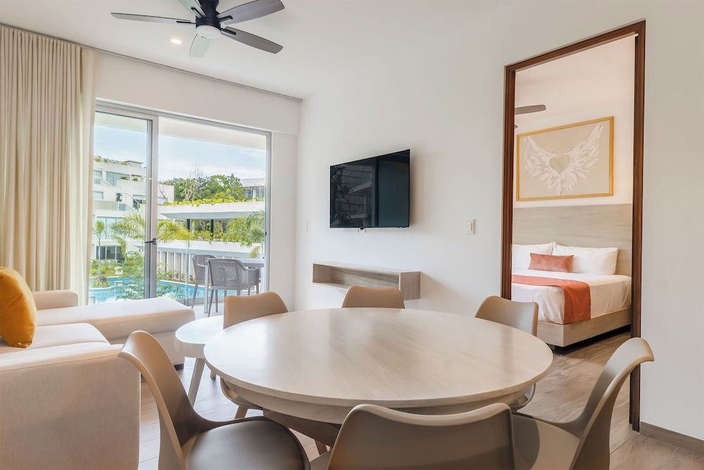 Stylish Playacar Condos w Balcony & Pool Deluxe Apartment, 2 Bedrooms, Pool View 15