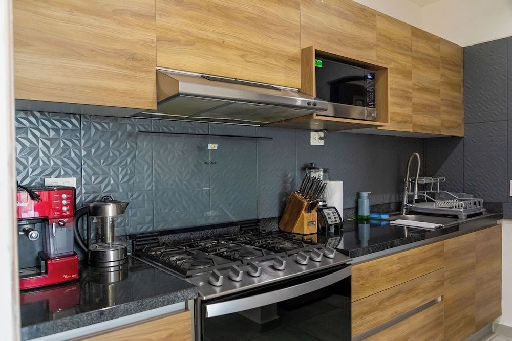 Long Island Madison - Modern Retreat Family Apartment, Pool View 8