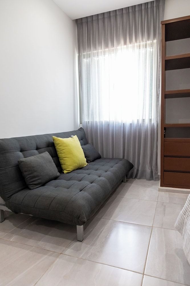 Long Island Madison - Modern Retreat Family Apartment, Pool View 5