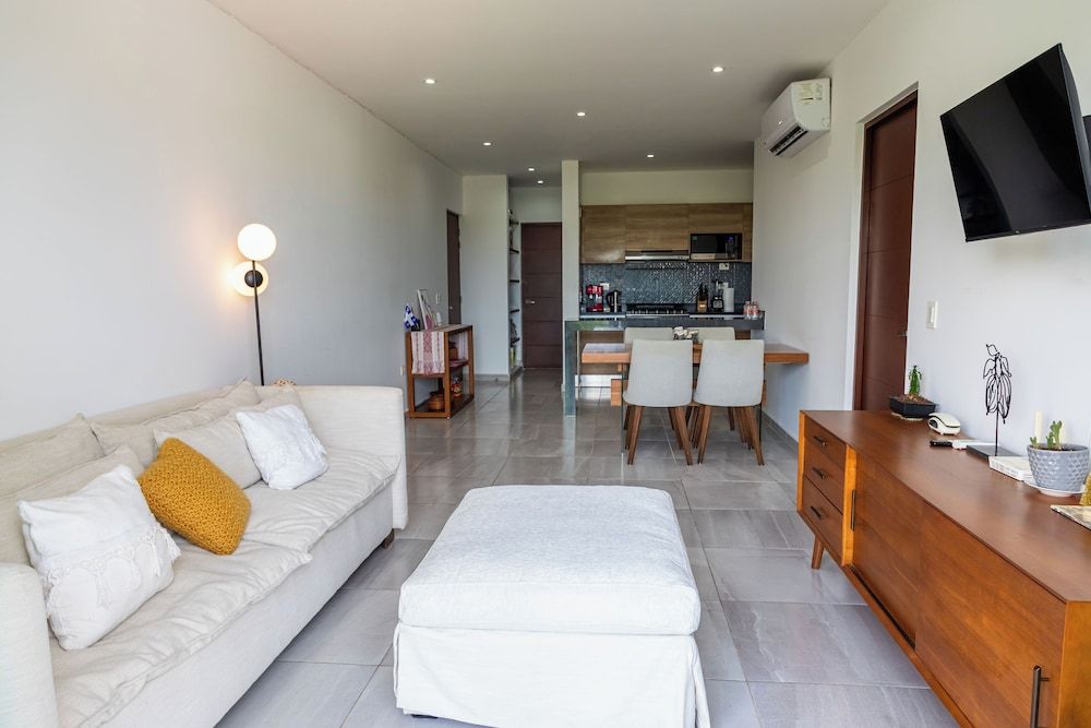 Long Island Madison - Modern Retreat Family Apartment, Pool View 10