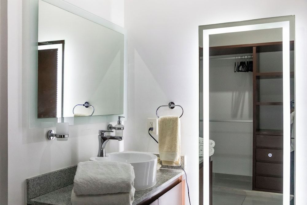 Long Island Madison - Modern Retreat Family Apartment, Pool View 18