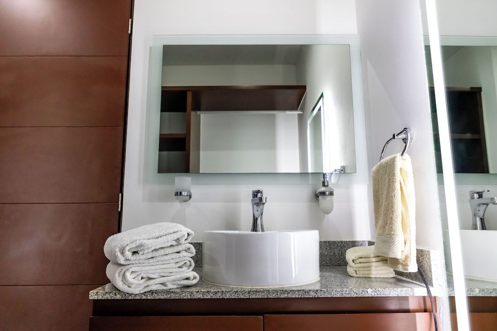 Long Island Madison - Modern Retreat Family Apartment, Pool View 17