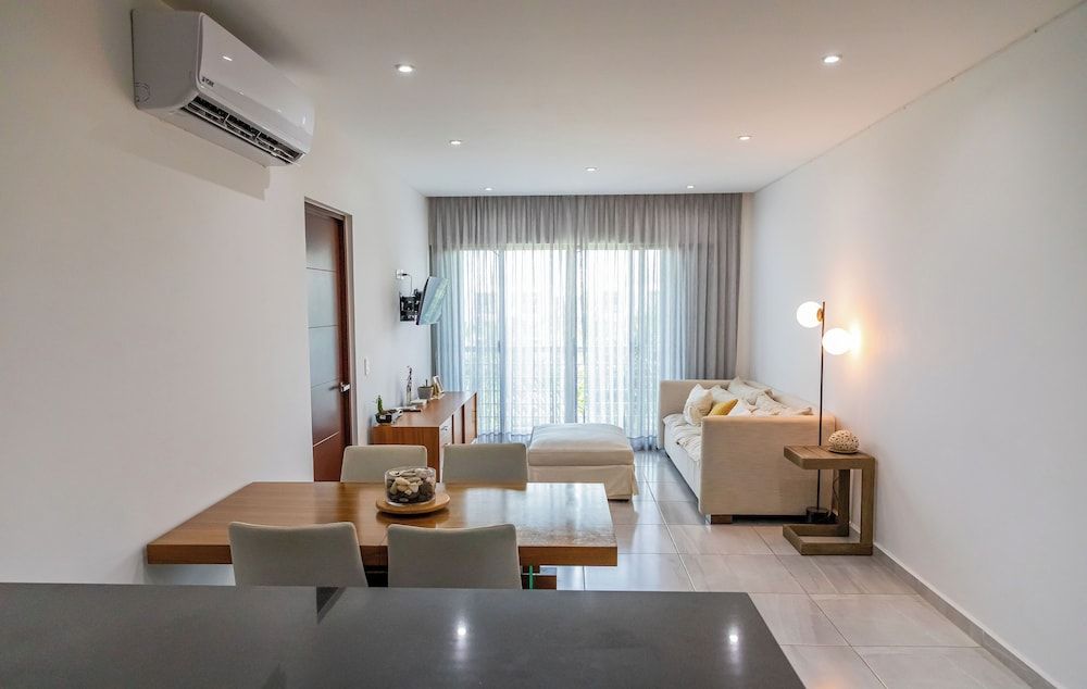 Long Island Madison - Modern Retreat Family Apartment, Pool View 9