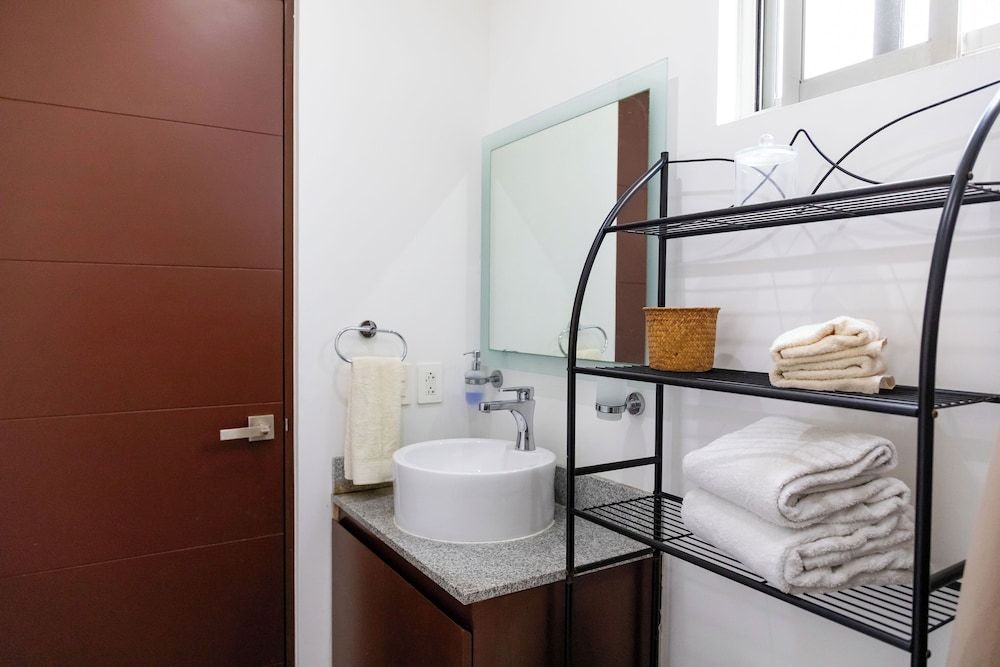 Long Island Madison - Modern Retreat Family Apartment, Pool View 20