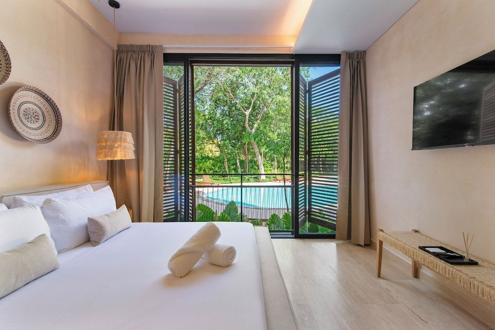 Classic Apartment, Pool View