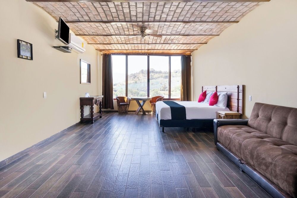 Collection O Hotel Monte Agave Deluxe Room, 1 King Bed 3