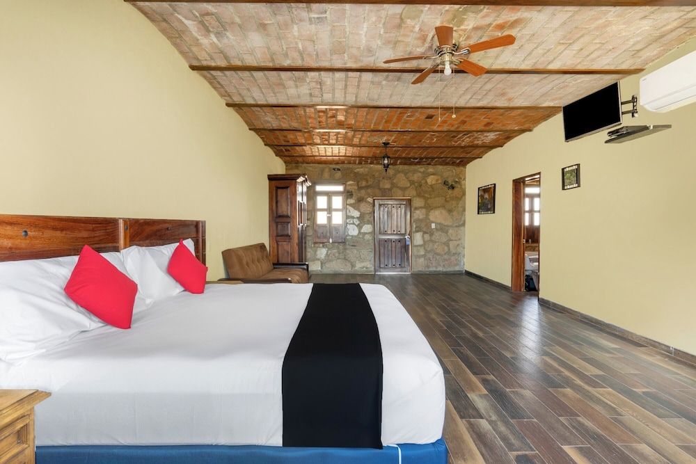 Collection O Hotel Monte Agave Deluxe Room, 1 King Bed 2