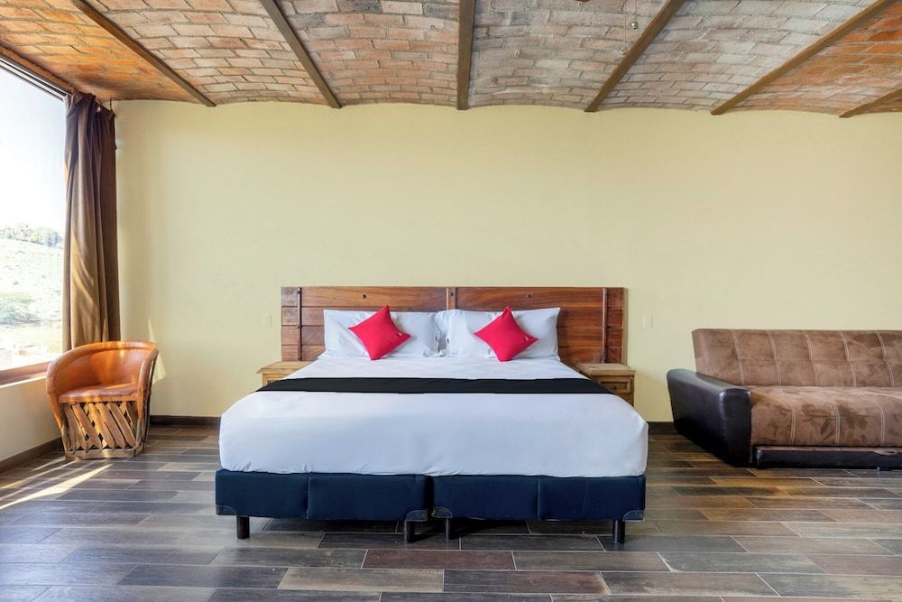 Collection O Hotel Monte Agave Deluxe Room, 1 King Bed 4