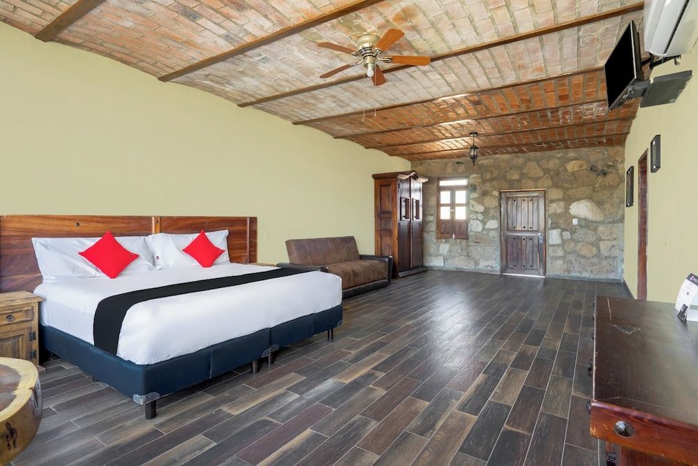 Collection O Hotel Monte Agave Deluxe Room, 1 King Bed 5