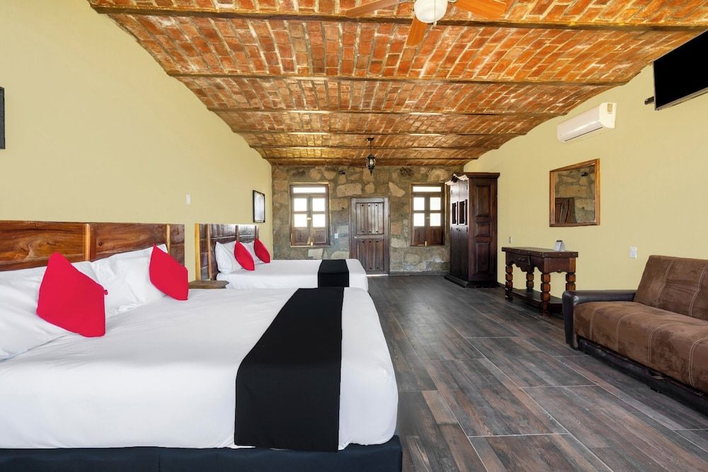 Collection O Hotel Monte Agave Deluxe Quadruple Room, Multiple Beds (With View) 4