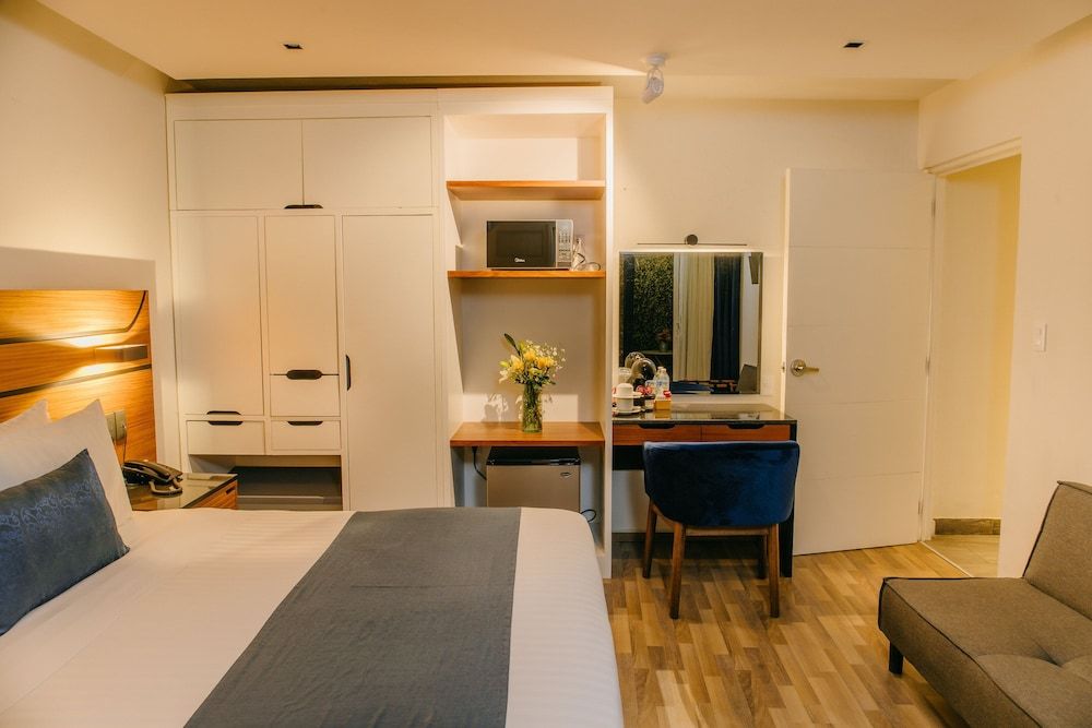 Deluxe Suite, 1 Queen Bed with Sofa bed