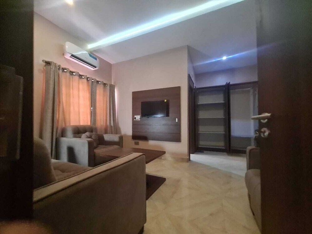 FOUNTAIN HILTON HOTELS Deluxe Single Room, Courtyard View