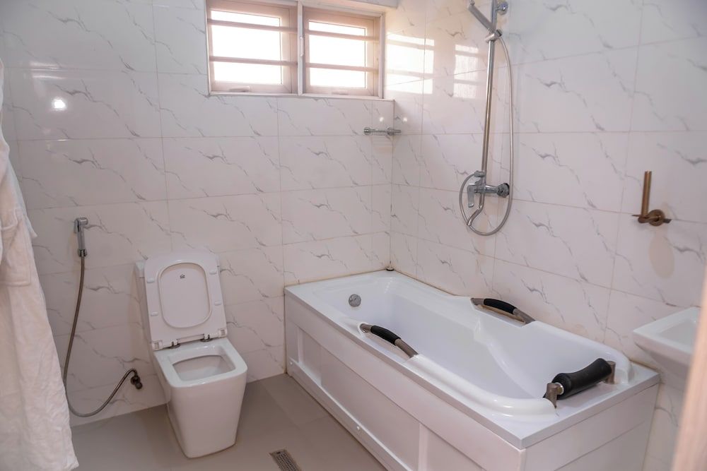 FOUNTAIN HILTON HOTELS Deluxe Single Room, Courtyard View 10