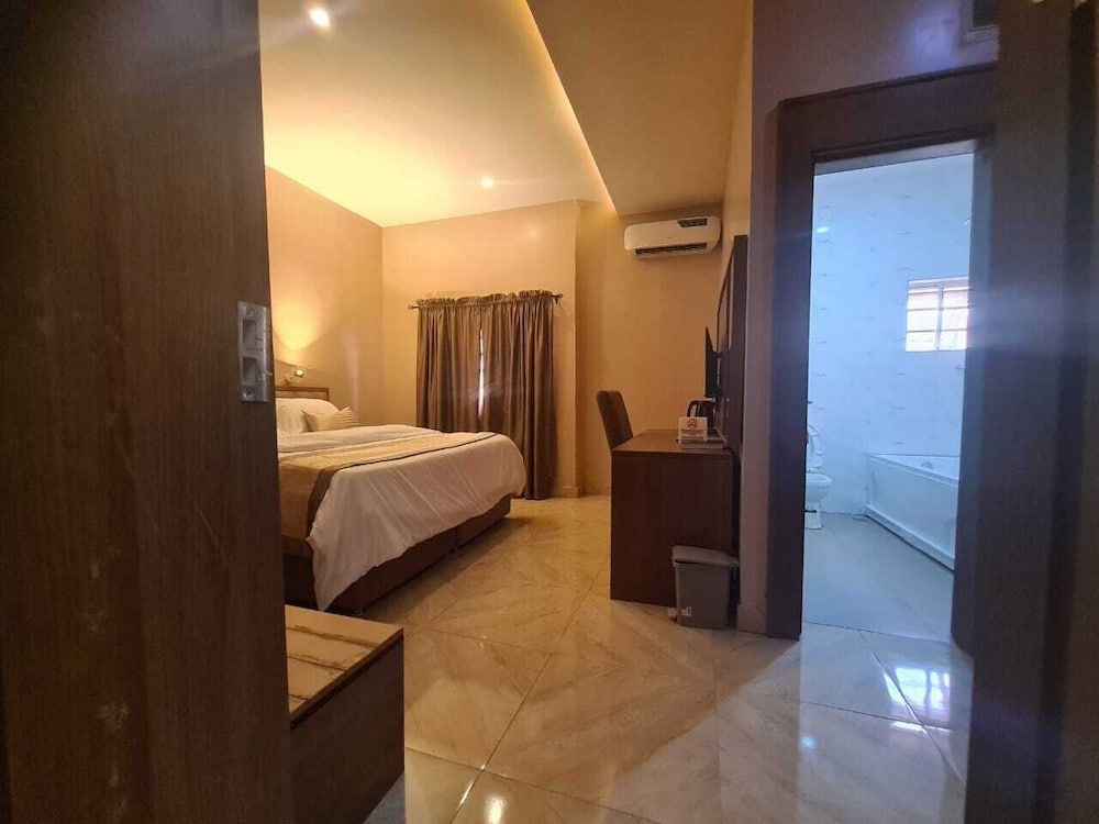 FOUNTAIN HILTON HOTELS Standard Double Room, Pool View 3