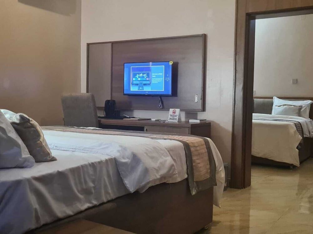 FOUNTAIN HILTON HOTELS Deluxe Double or Twin Room, Courtyard View 6