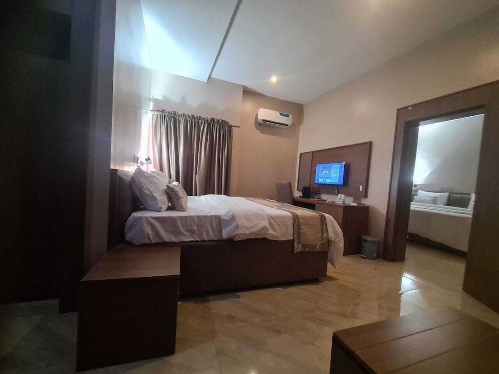 FOUNTAIN HILTON HOTELS Deluxe Double or Twin Room, Courtyard View 5