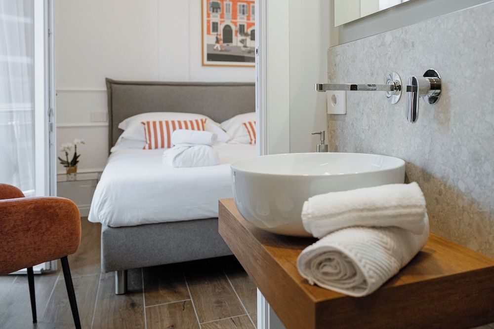 Riviera Suites Deluxe Double Room 12